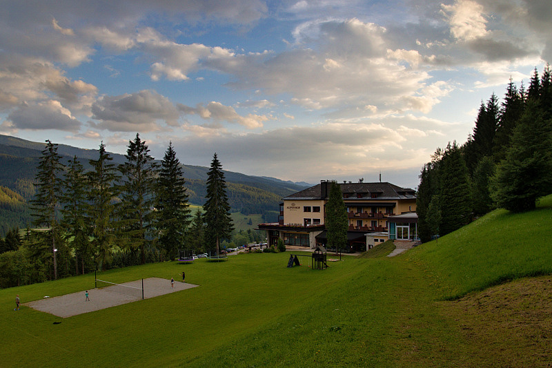 okol hotelu Alpenhof